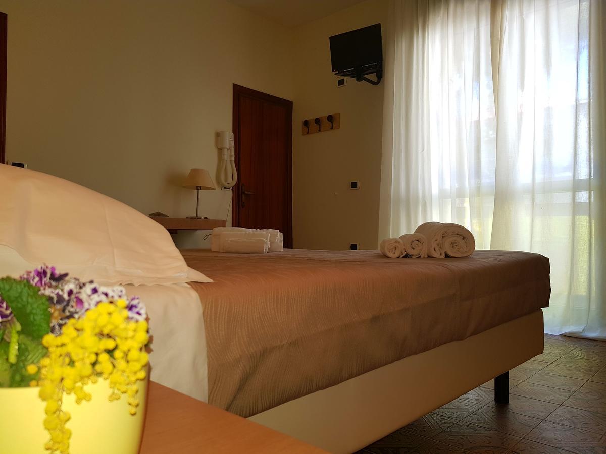 Hotel Bologna リミニ エクステリア 写真