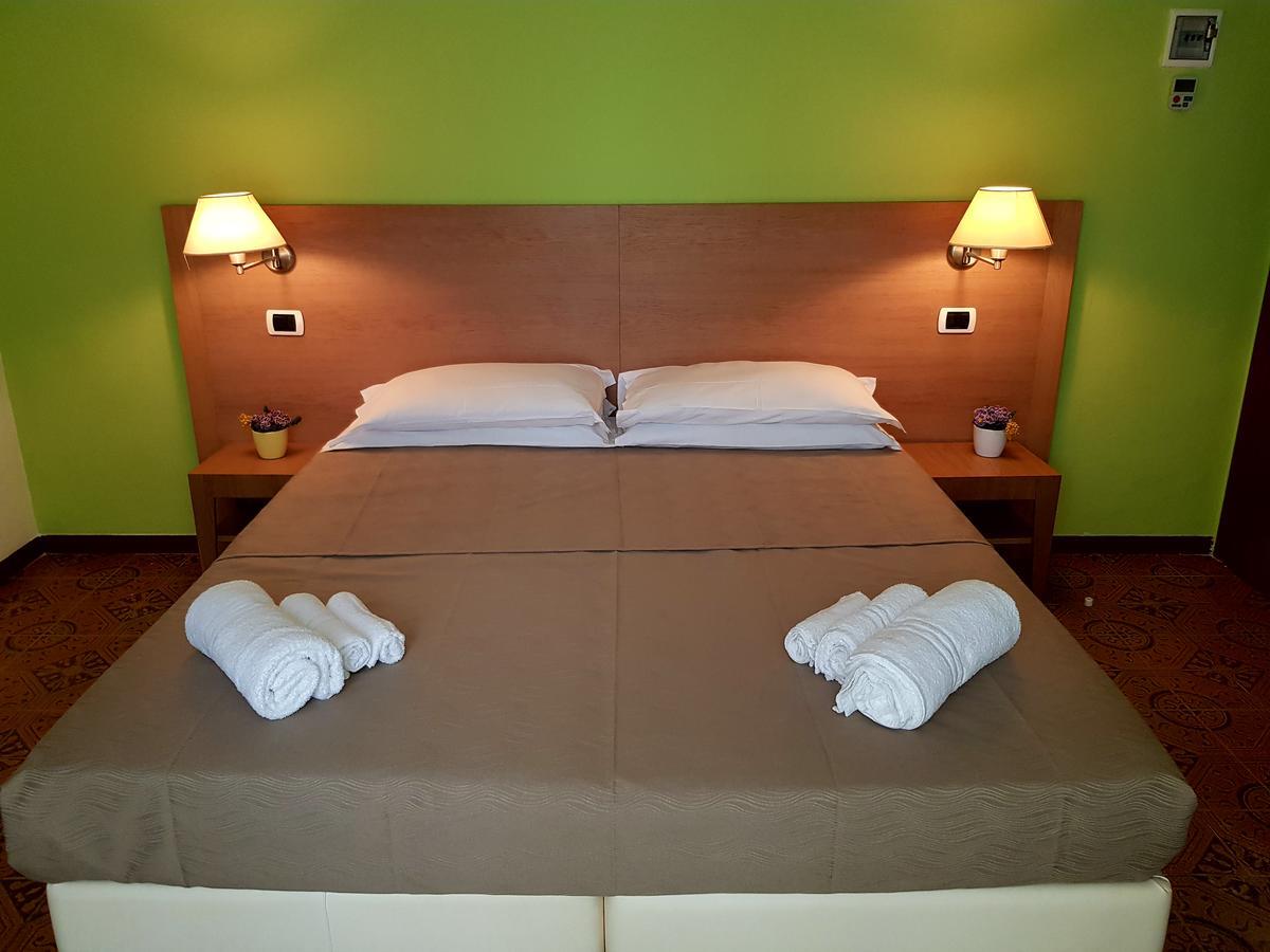 Hotel Bologna リミニ エクステリア 写真